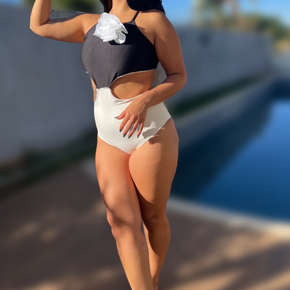 Swimsuit black and white size M